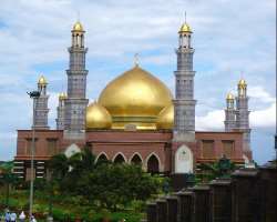 The mosque gives a glimpse of the Taj Mahal in India with the main dome resembling the Taj.  It also has four other domes representing five pillars of